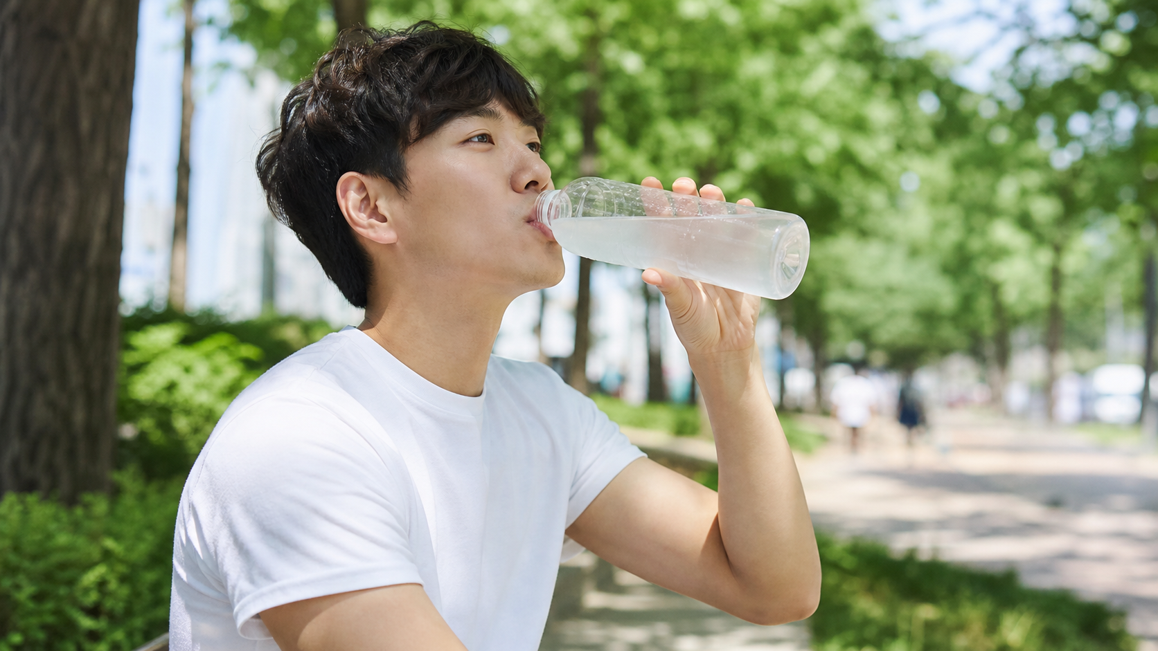 더운 날 물병을 들고 목을 축이는 모습