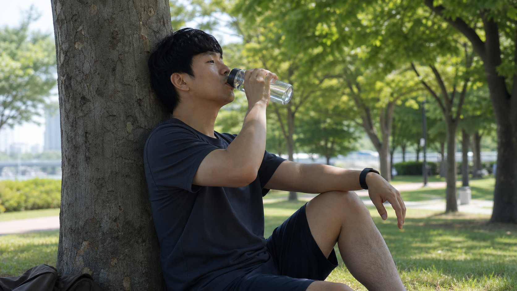 물과 이온음료를 마시는 모습