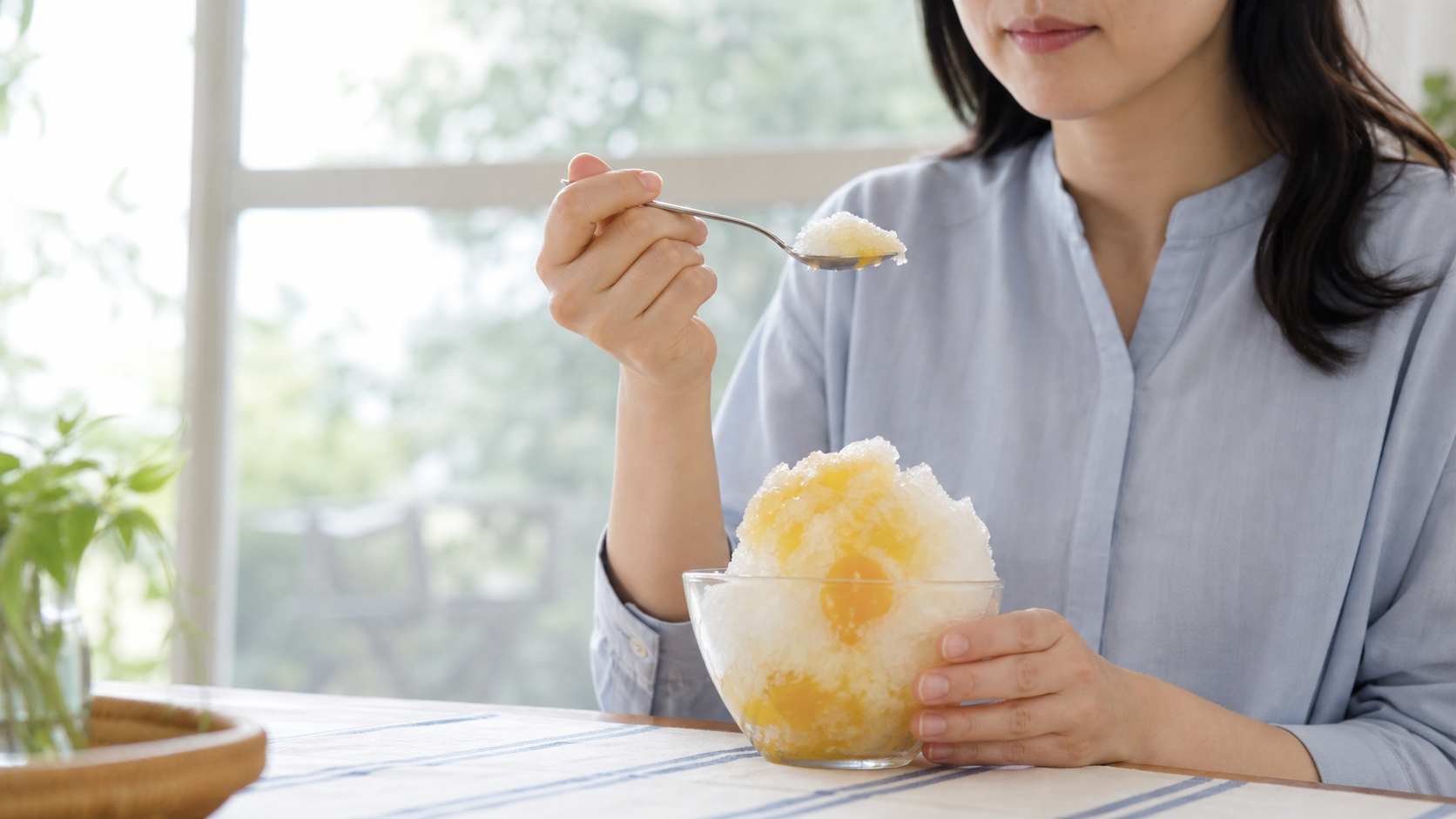 빙수를 숟가락으로 조금씩 먹는 모습