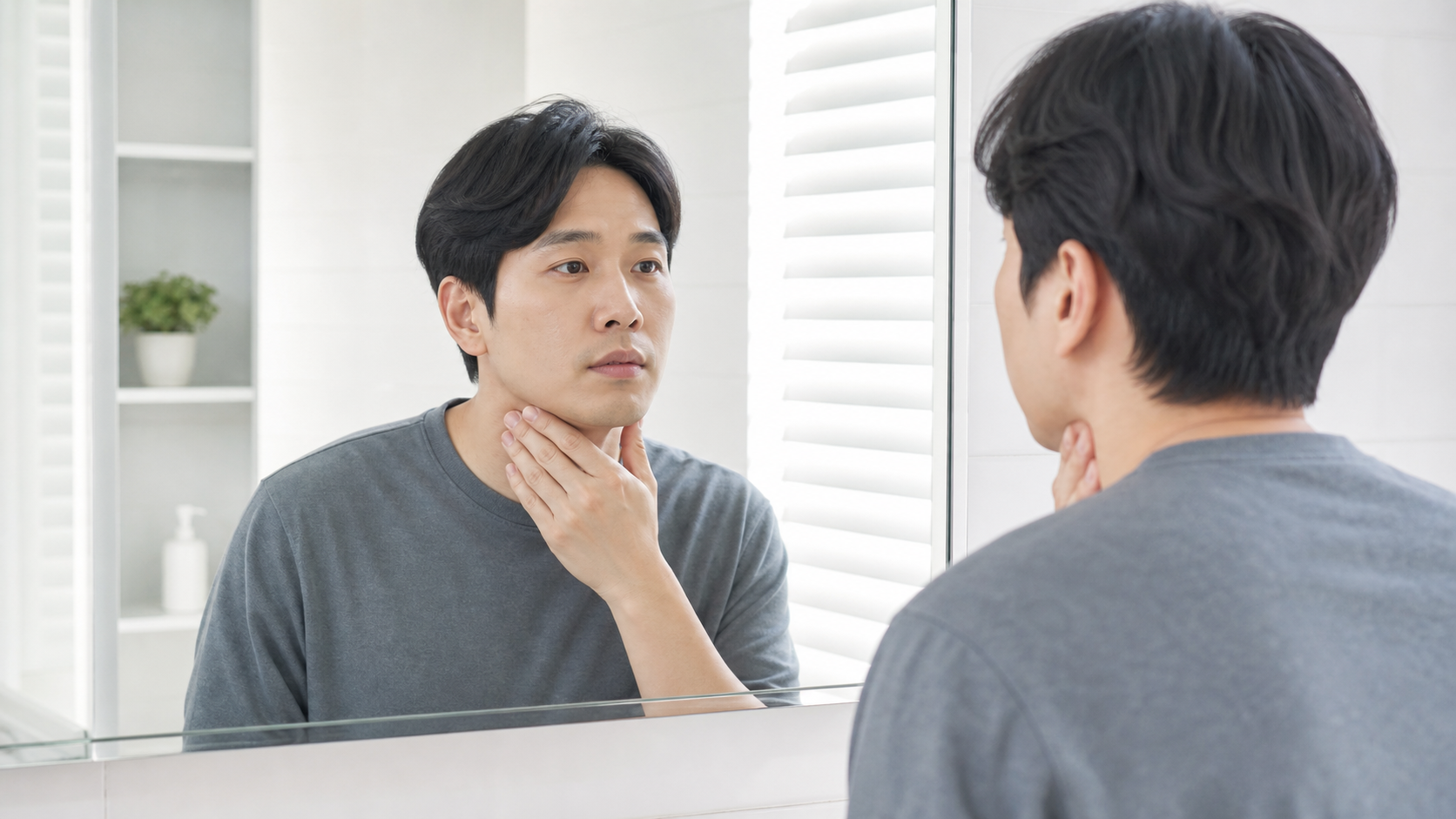 목 안쪽을 살펴보는 모습