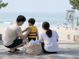 구명조끼와 물놀이 가방을 챙기는 여름 물놀이 준비 모습