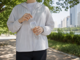 더운 날 야외에서 물병으로 수분을 보충하는 모습