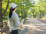 여름 아침 공원에서 물병을 들고 운동을 준비하는 모습