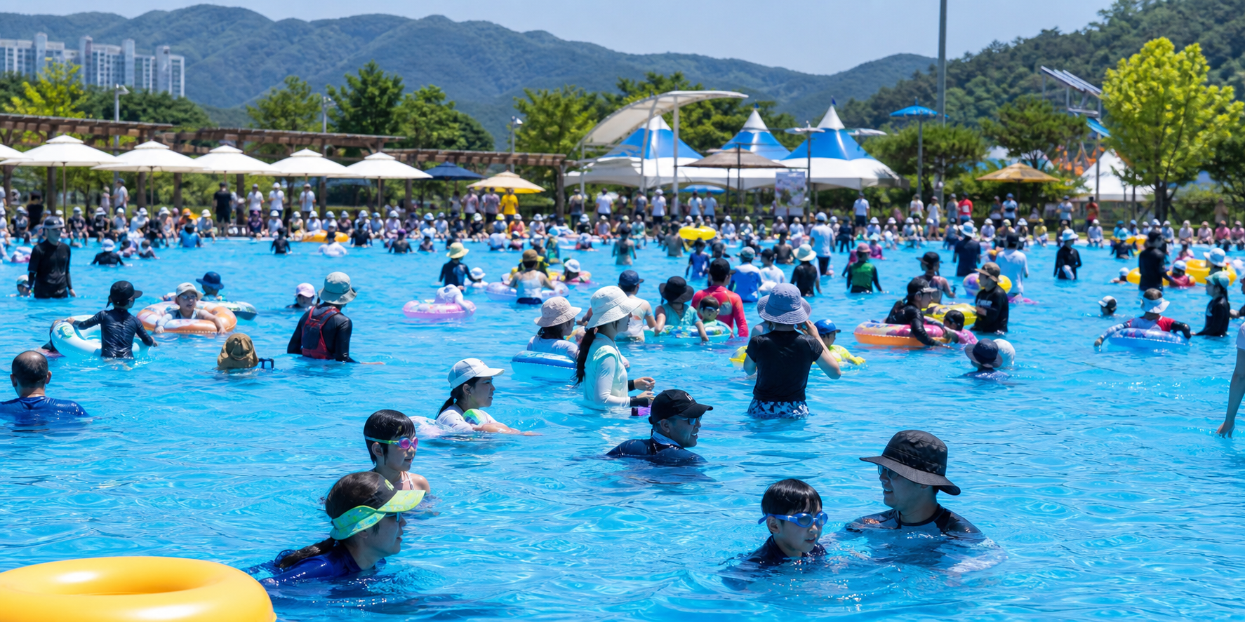 사람이 많은 여름 수영장 전경