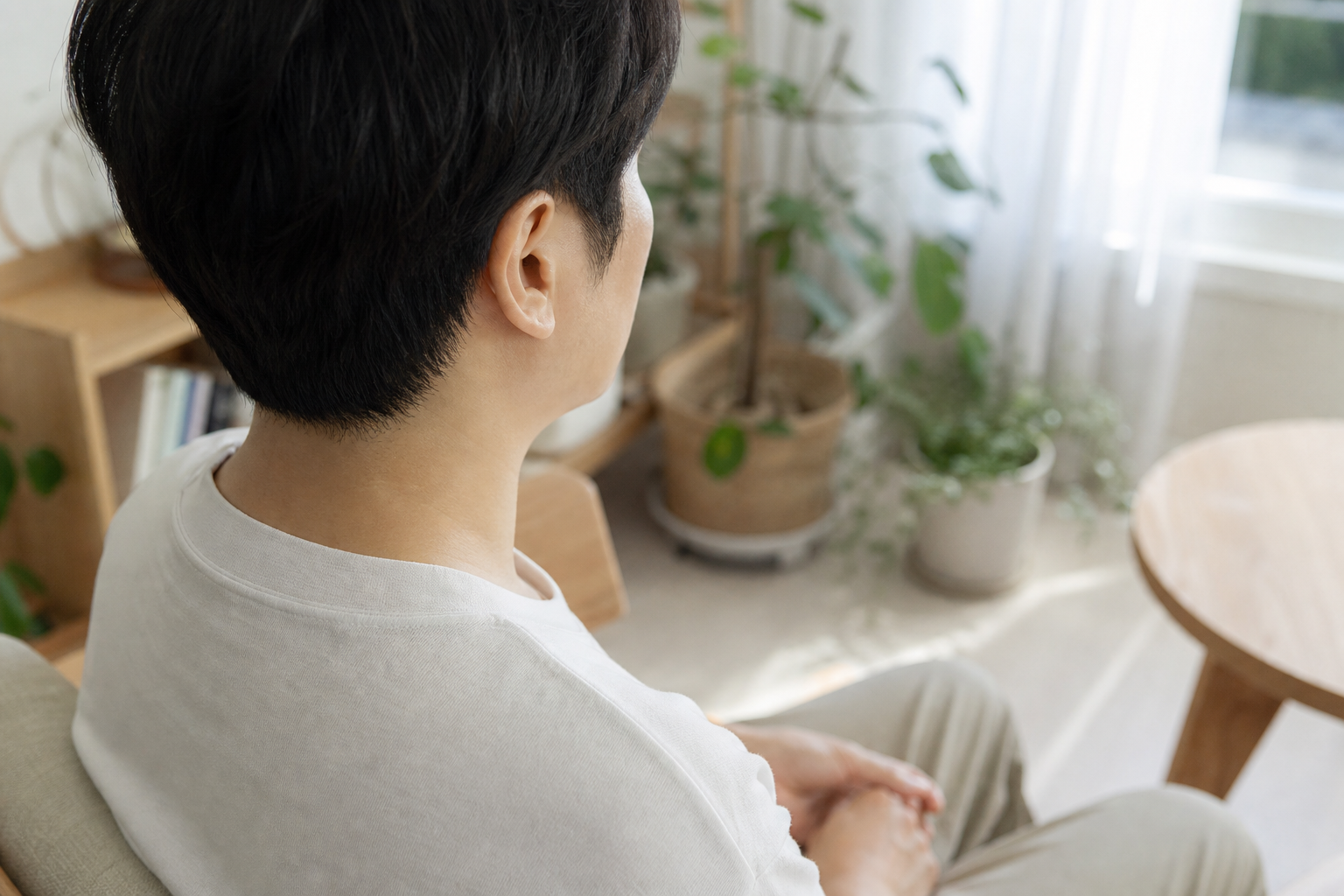 귀를 만지지 않고 귀 주변을 살피는 모습