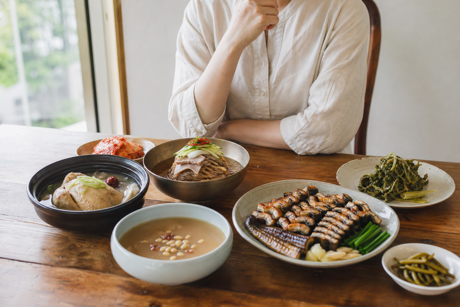여러 보양식이 차려진 식탁을 두고 고민하는 모습