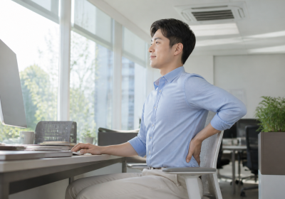 여름 사무실에서 허리를 편안하게 받치고 바르게 앉은 한국인 직장인