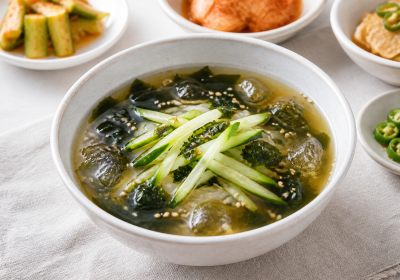 오이와 미역을 넣은 시원한 냉국 한 그릇