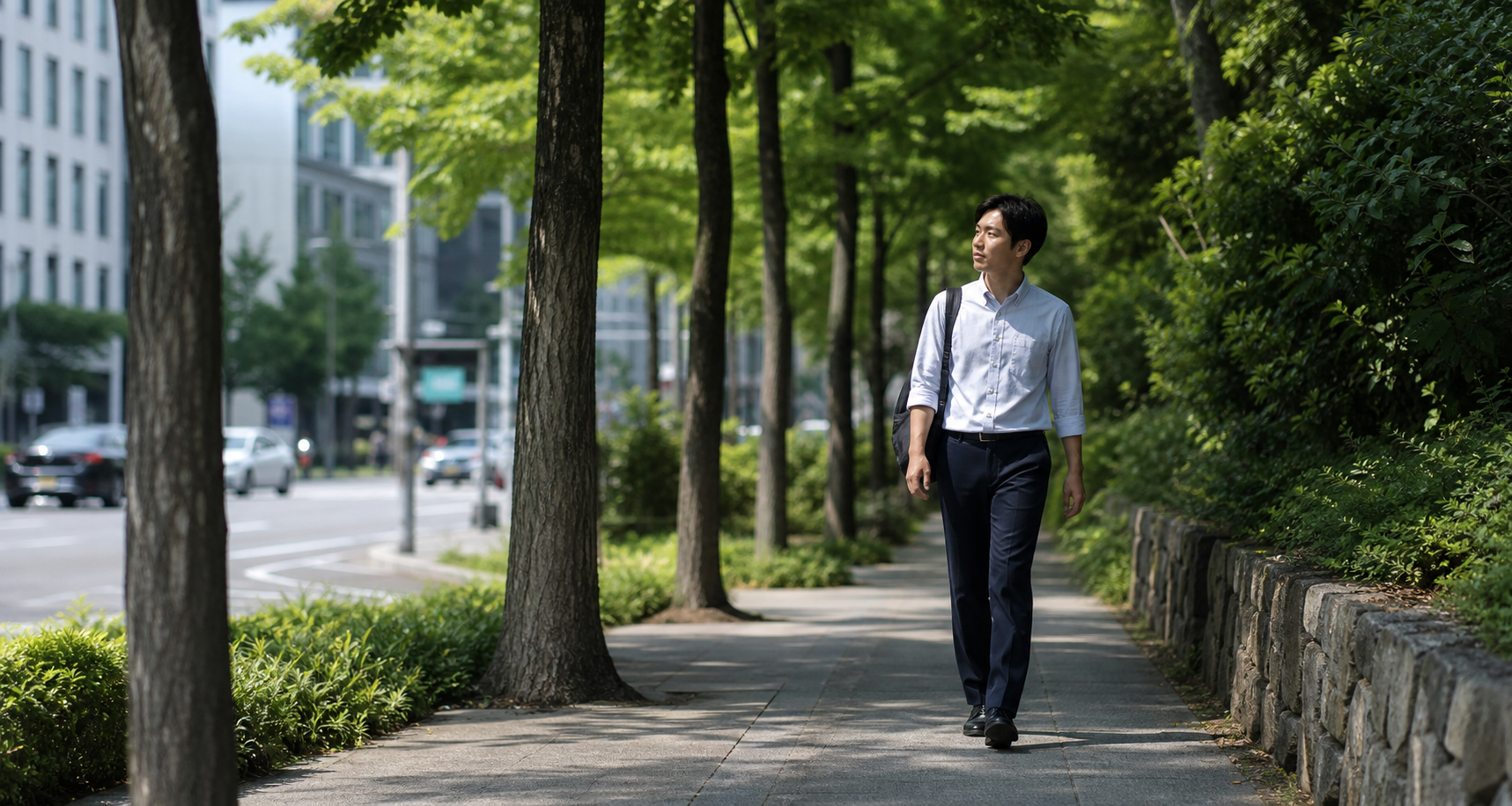 더운 여름날 그늘을 찾아 걷는 한국인