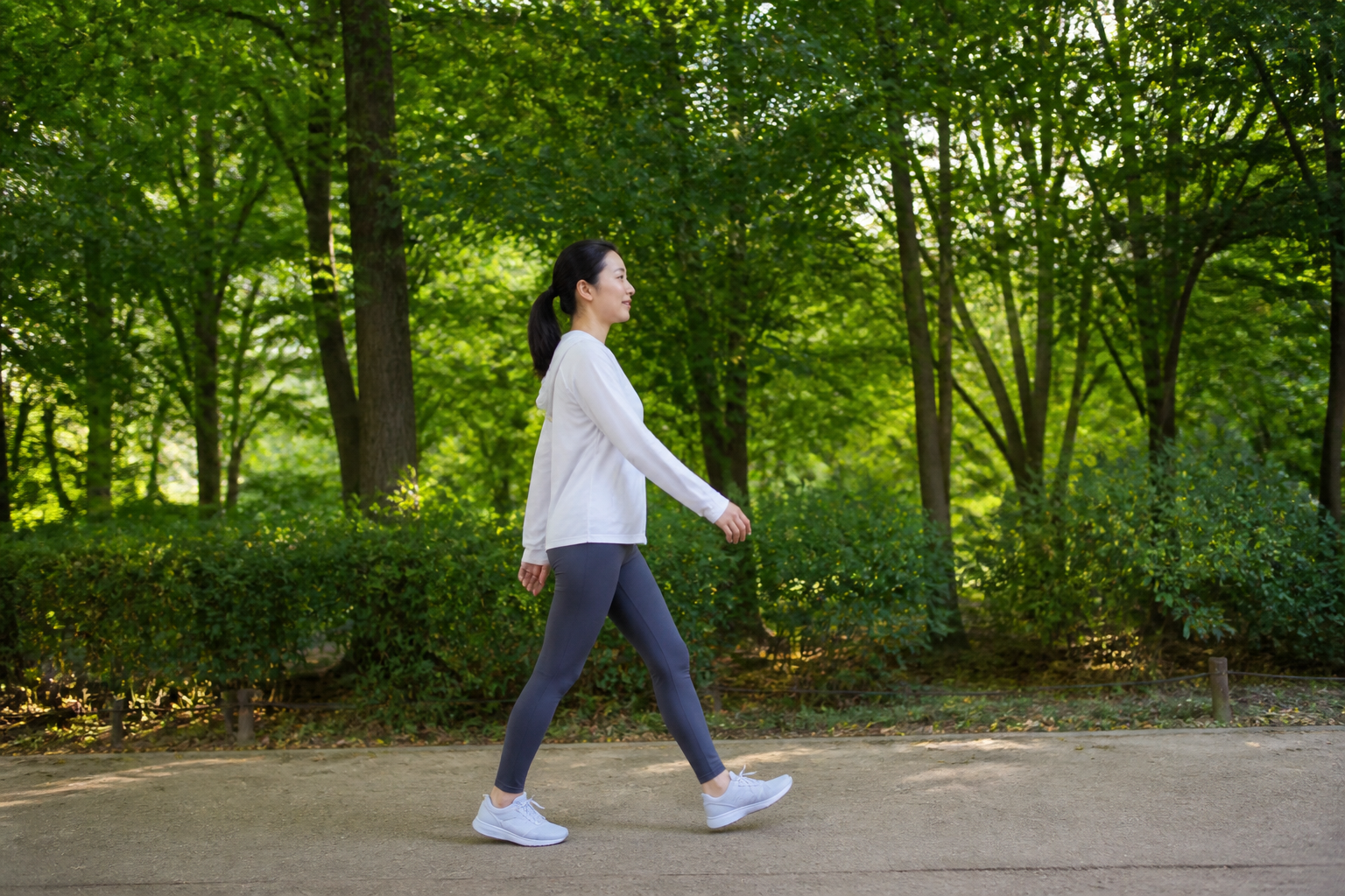 바른 자세로 공원을 걷는 한국인
