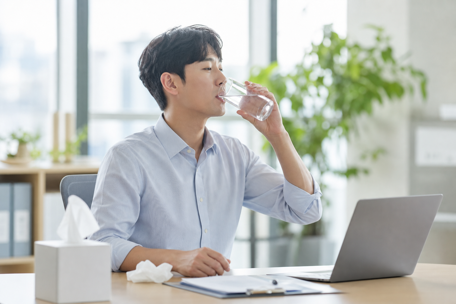 물을 마시며 일하는 모습