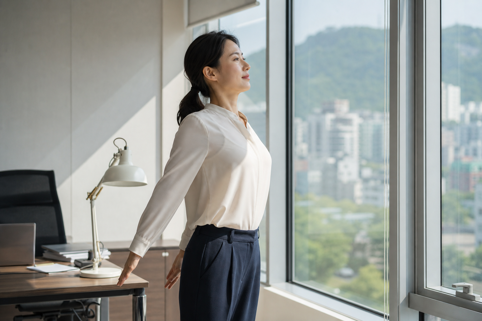 스트레칭하며 휴식하는 모습