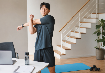여름날 냉방된 집에서 책상 앞을 벗어나 활동 휴식을 시작하는 한국인