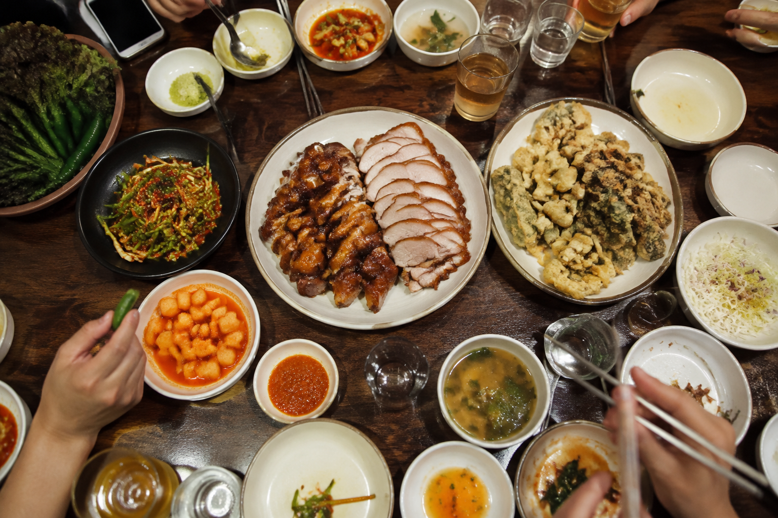 여러 안주와 맥주·물잔이 놓인 식당 테이블