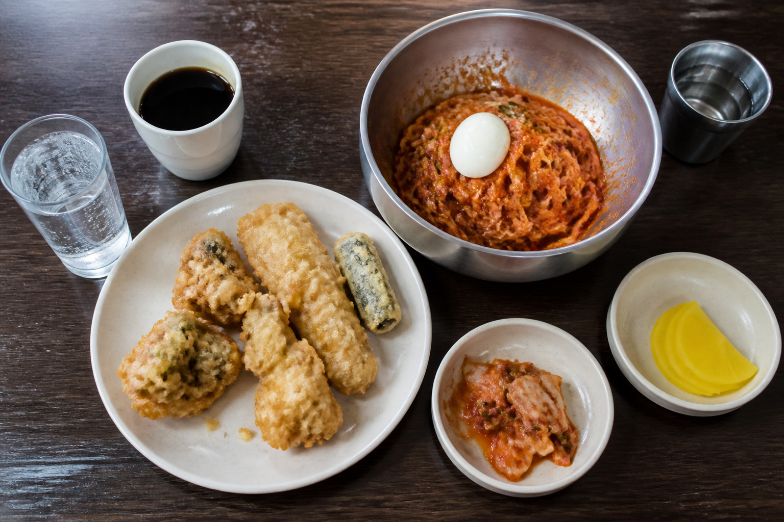 식탁에 놓인 튀김과 매운 면 요리, 커피와 탄산수