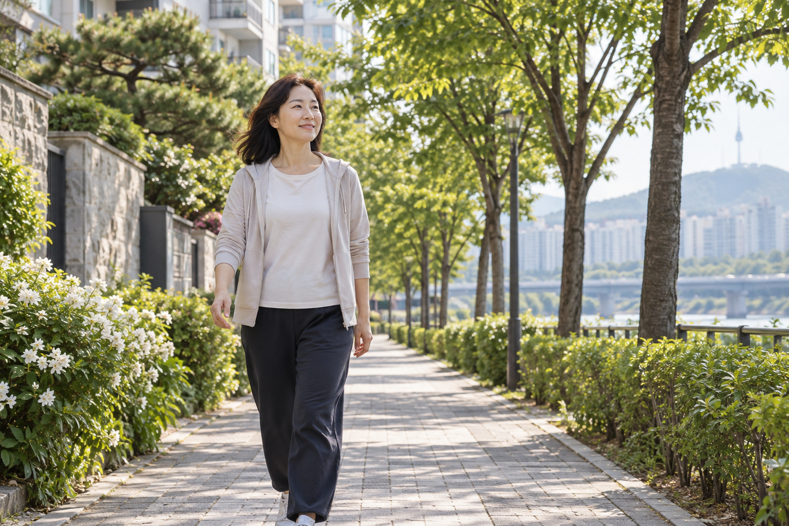 아침에 산책하는 한국인 성인