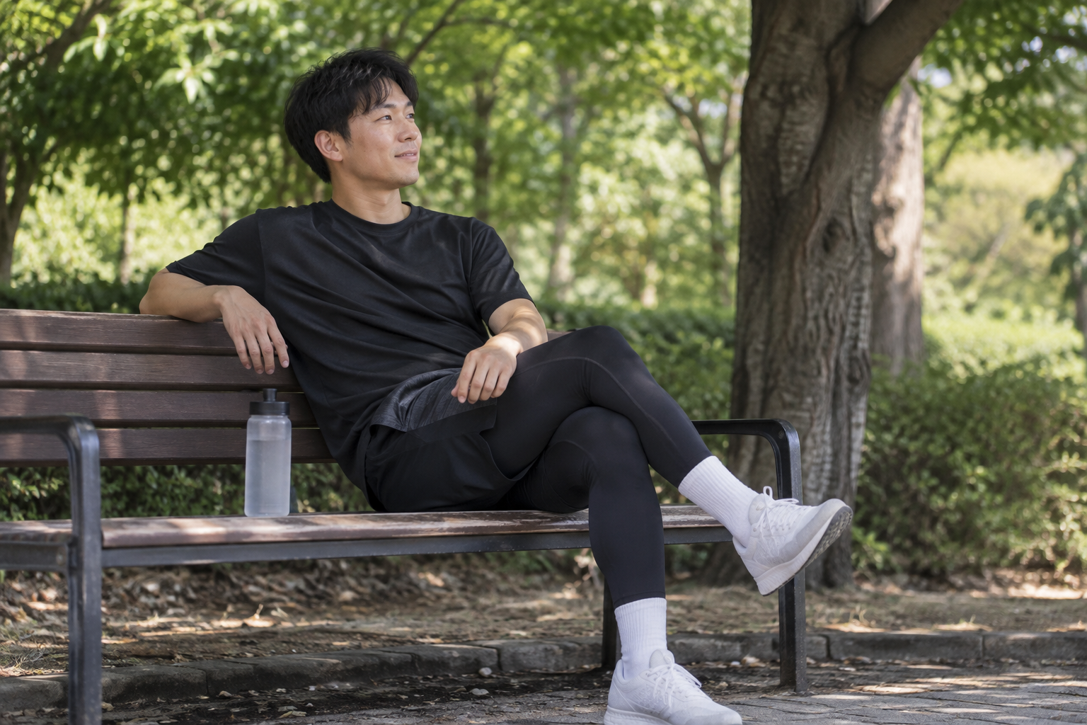 짧은 산책 후 그늘진 공원 벤치에서 쉬는 남성