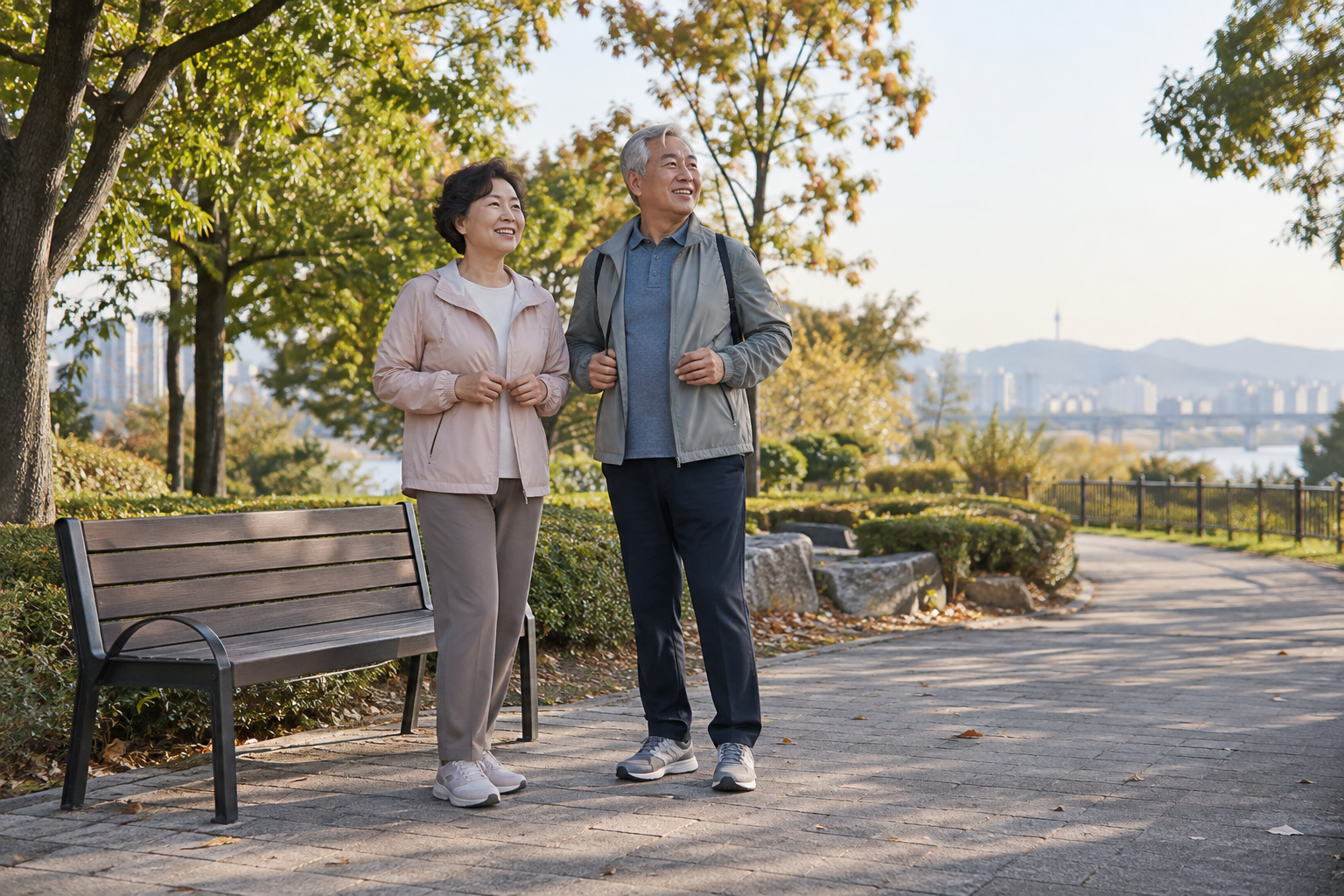 공원 산책로의 벤치 옆에서 산책을 준비하는 노년 부부
