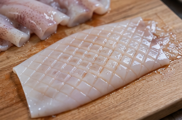 몸통 안쪽에 격자 칼집을 넣은 손질 오징어