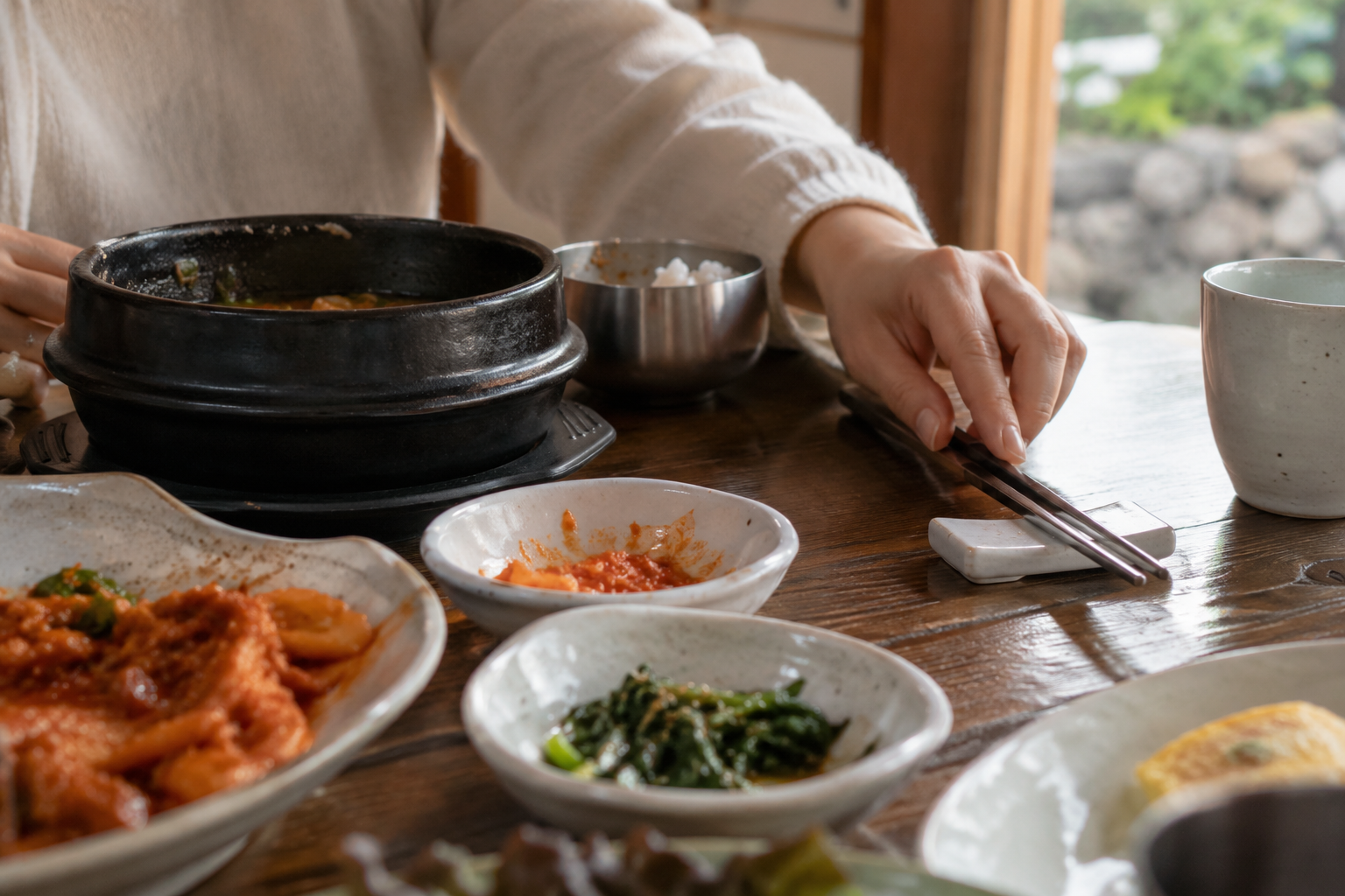 식사 도중 젓가락을 받침에 내려놓는 손